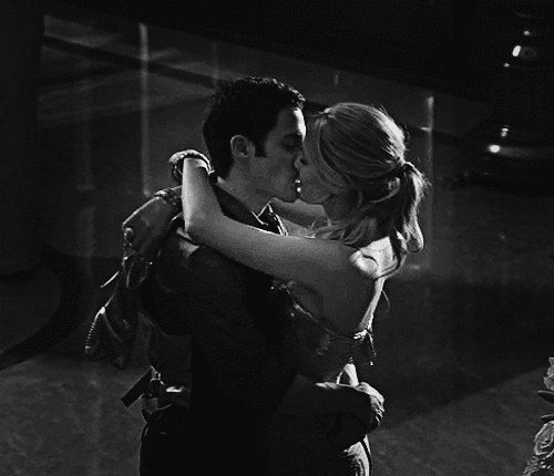 Zakochani namiętnie całują się w garażu